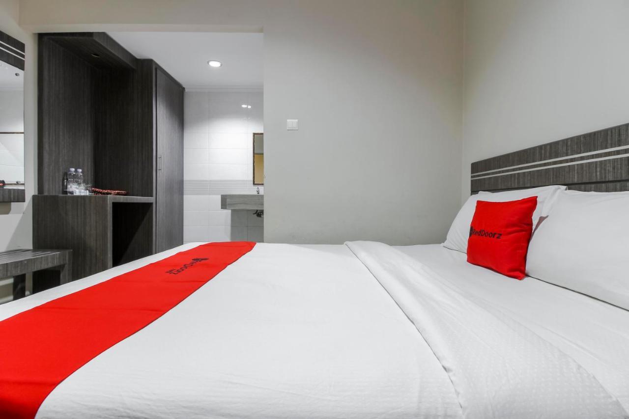 Reddoorz Plus Syariah @ Jalan Sriwijaya Медан Экстерьер фото